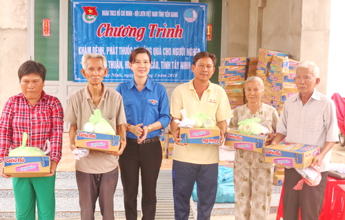 khám bệnh, phát thuốc miễn phí, tặng 150 phần quà cho các gia đình chính sách, người nghèo, gia đình đoàn viên, hội viên có hoàn cảnh khó khăn trên địa bàn xã Long Thuận